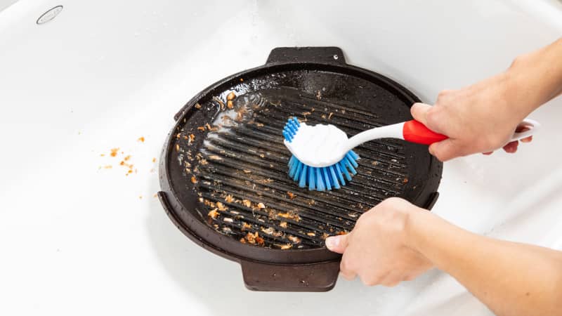Best way to clean cast iron grill on sale